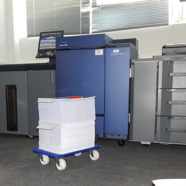 Druckmaschinen und Rolli voller Papier