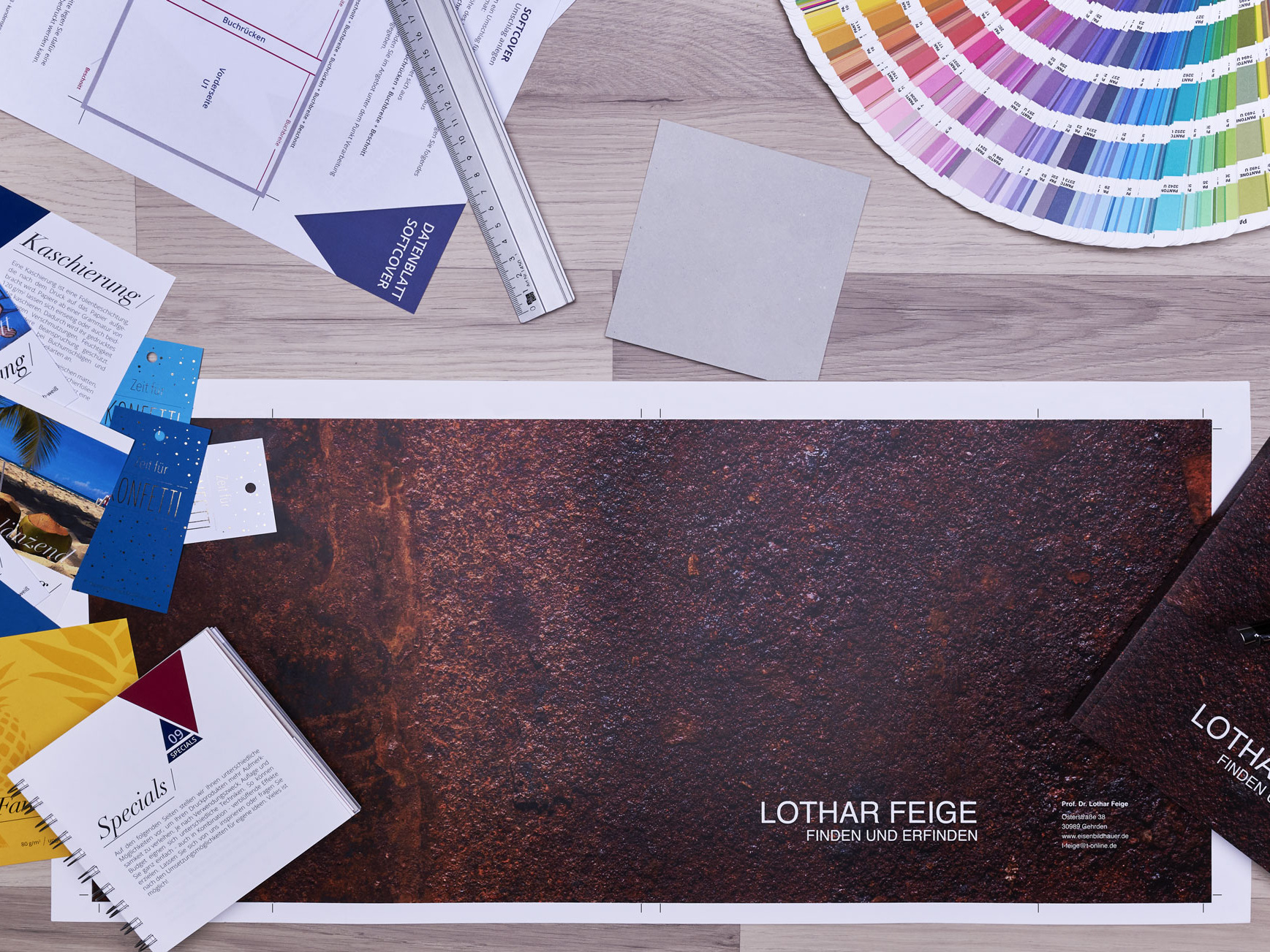 ausgedruckte Covermontage und Mustermaterial