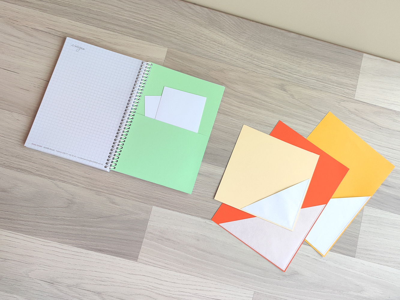 Entdeckt neue umweltfreundliche Papiertaschen und Klebeecken für Schulplaner. Erfahre mehr zu der nachhaltigen Alternative zu Plastik.