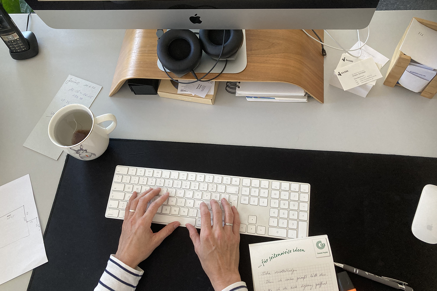 Draufsicht auf einen Computerarbeitsplatz