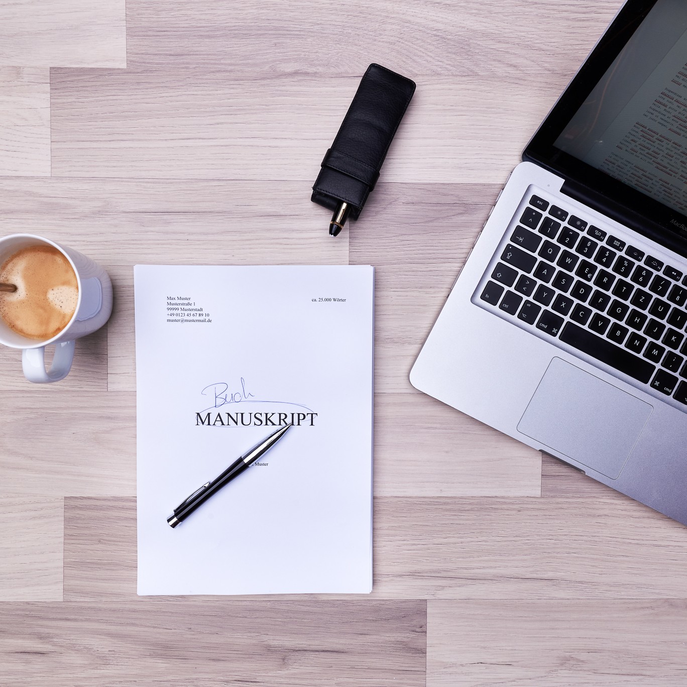 ausgedrucktes Manuskript und Laptop