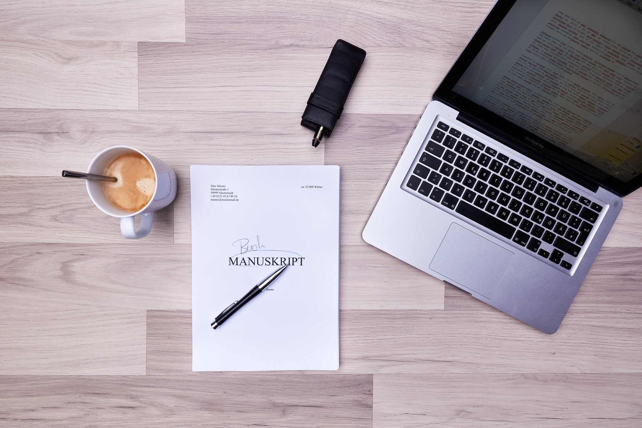 ausgedrucktes Manuskript und Laptop