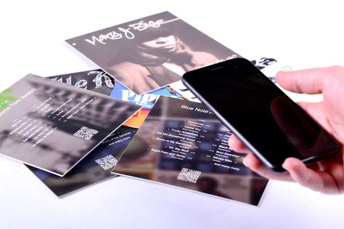 verteilte Musikkarten mit einem Smartphone