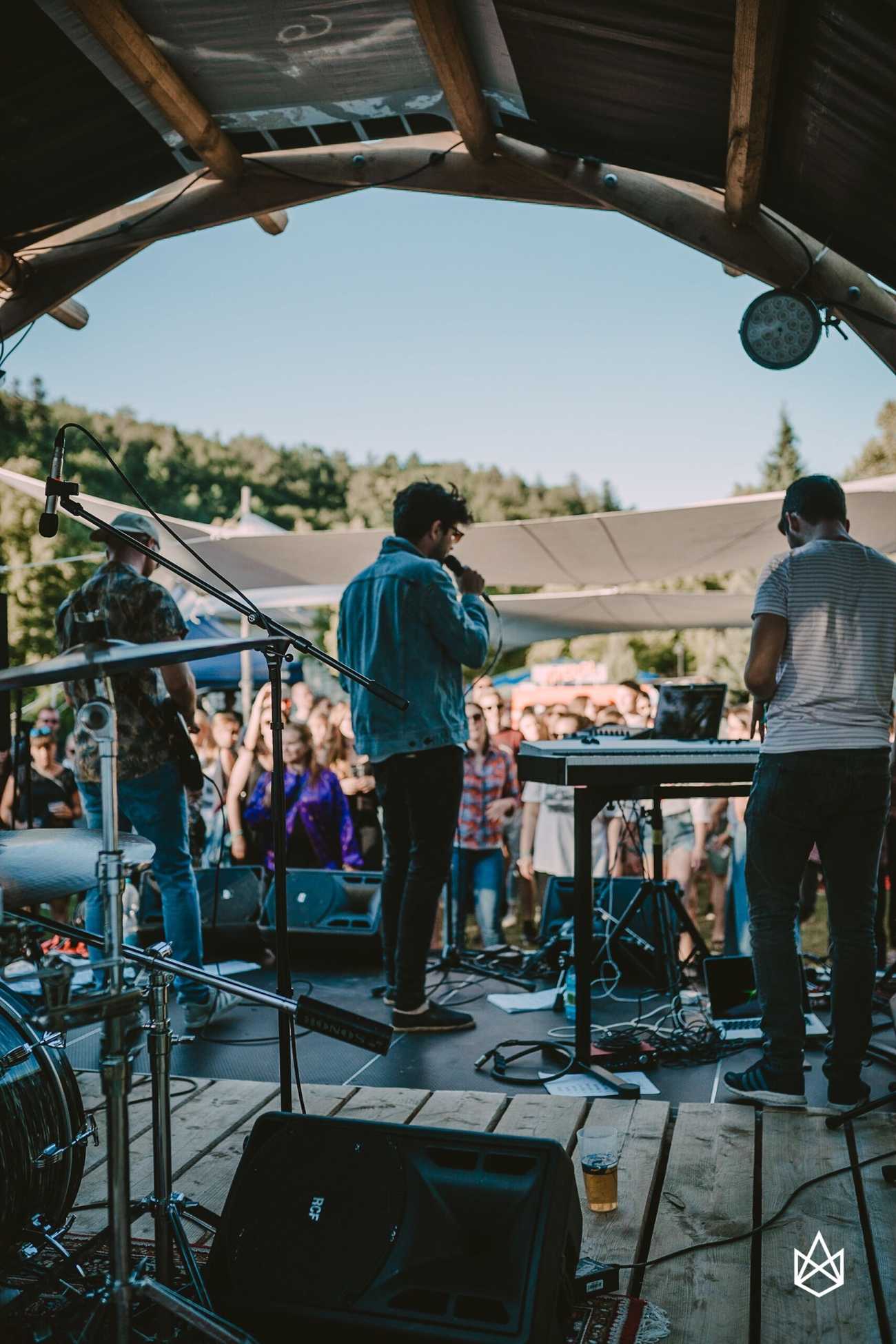Blick auf die Musiker des Ilmpuls-Festivals