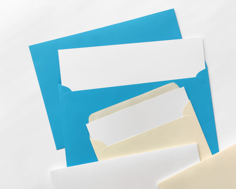 farbige Briefumschläge offen in verschiedenen Formaten