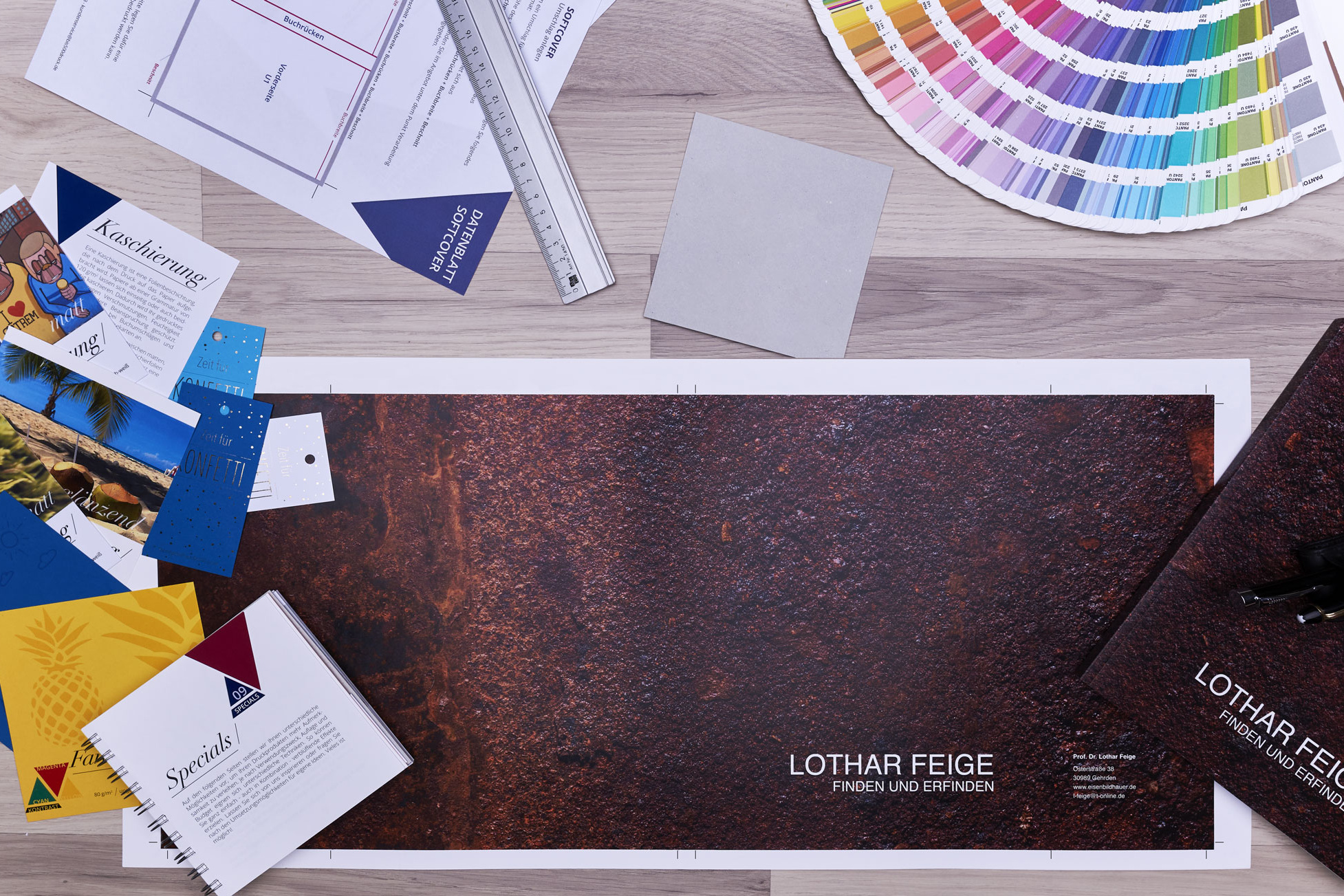 ausgedruckte Covermontage und Mustermaterial