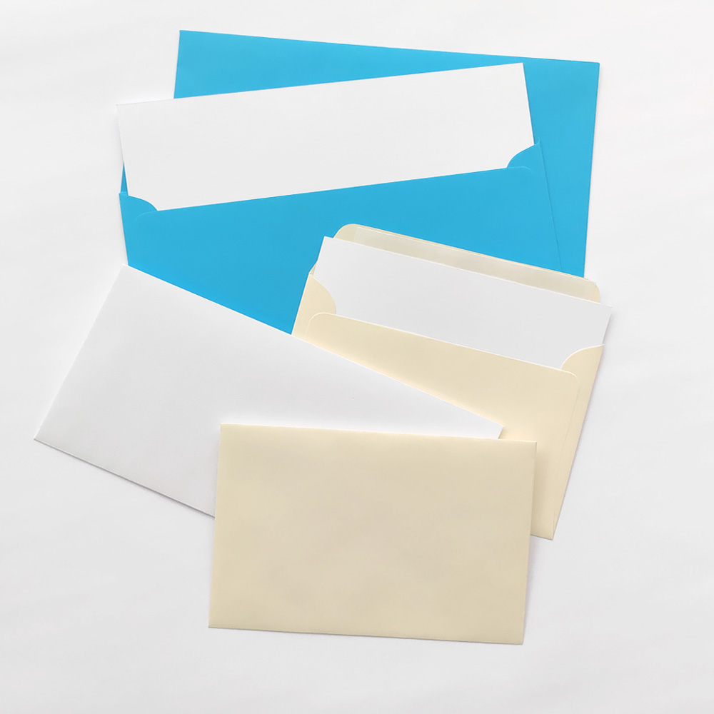 farbige Briefumschläge in verschiedenen Formaten