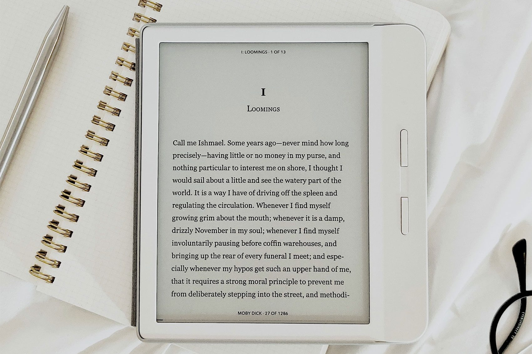 weißer E-Book-Reader auf Notizblock