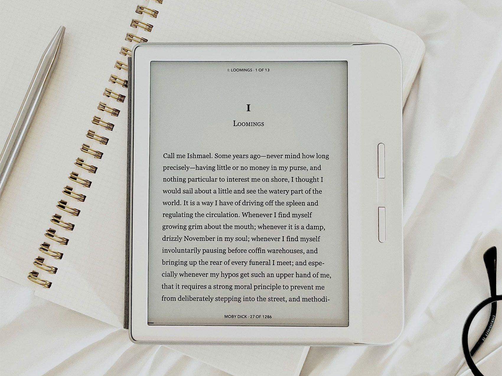 weißer E-Book-Reader auf Notizblock