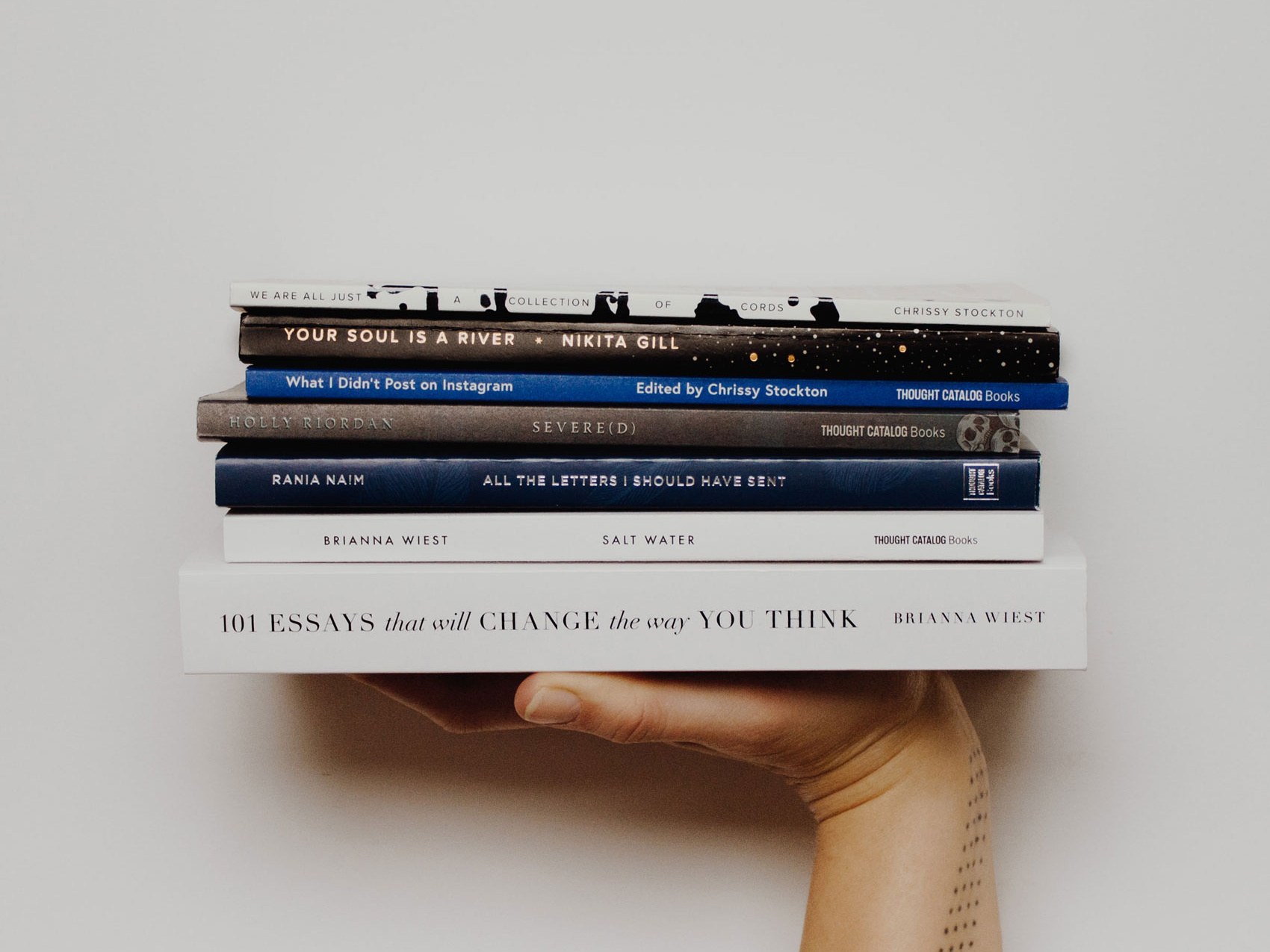 Mehrere Bücher in einer Hand gehalten